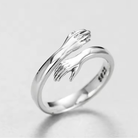 Jewelry - Beautiful adjustable hug ring